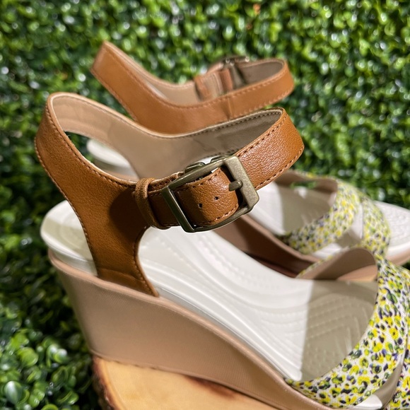 NWOT Crocs 7 Leigh Wedge Sandals - Picture 4 of 12